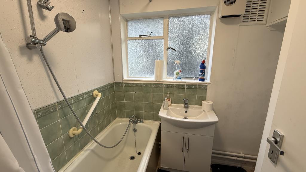 Lot: 118 - VACANT FLAT IN POPULAR TOWN CENTRE LOCATION - Inside image of bathroom